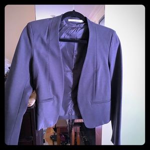 Short grey blazer with shoulder pads